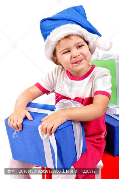 小女孩在Santa的帽子與藍(lán)色禮品盒
