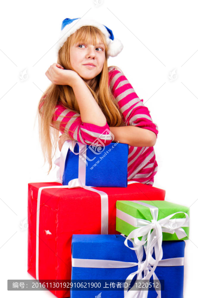小女孩在Santa的帽子與藍(lán)色禮品盒