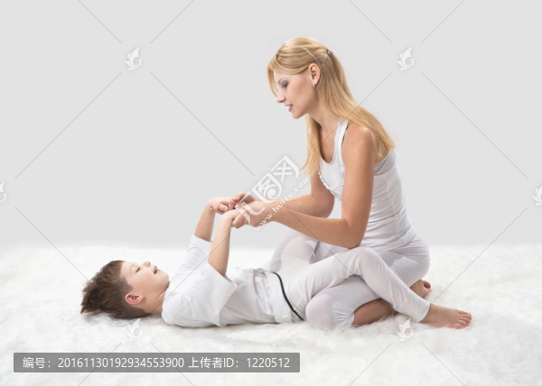 媽媽和兒子在床前做瑜伽