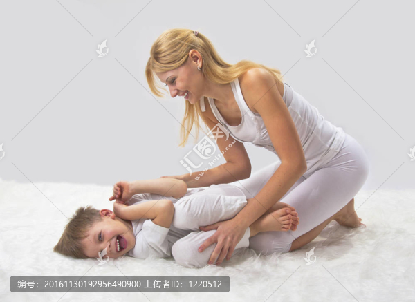 媽媽和兒子在床前做瑜伽