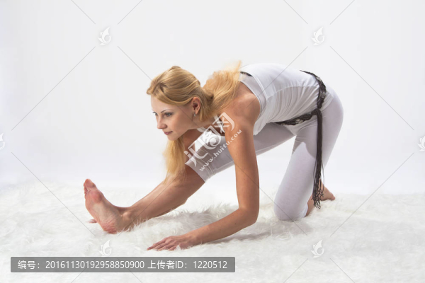 年輕漂亮女孩專業(yè)從事瑜伽