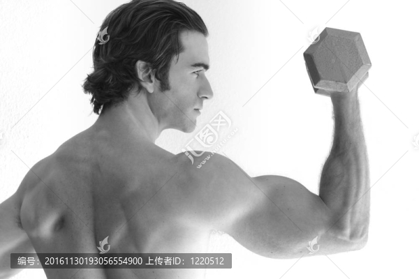 男人在做屈臂