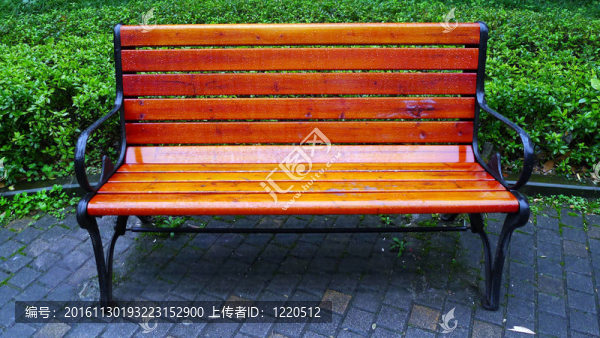 在公園的椅子上