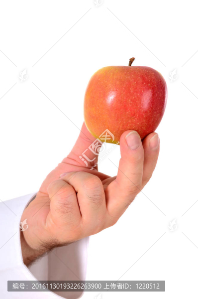 一個廚師手里拿著一個蘋果