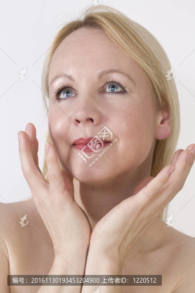 一個成年美麗女人的畫像。
