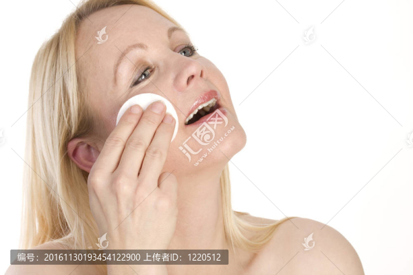 一個(gè)女人用毛巾在頭上擦臉。