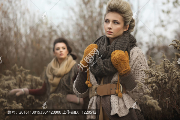 兩位年輕女士在秋天的風(fēng)景