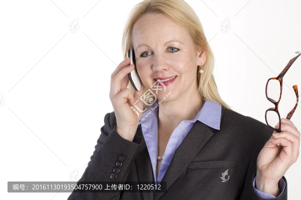 一位成年美女在手機上特寫肖像。