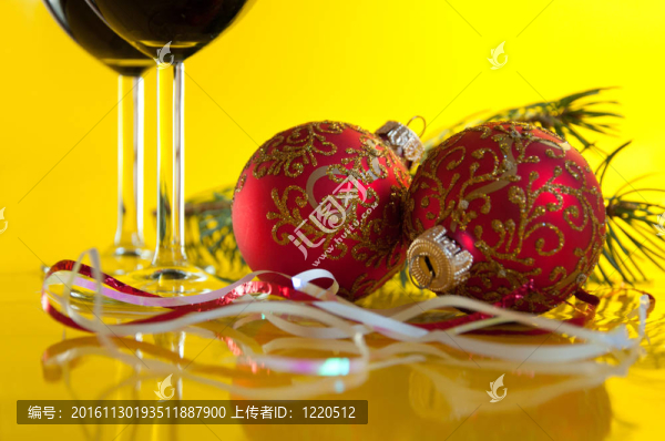新年的靜物-酒杯和圣誕球眼鏡