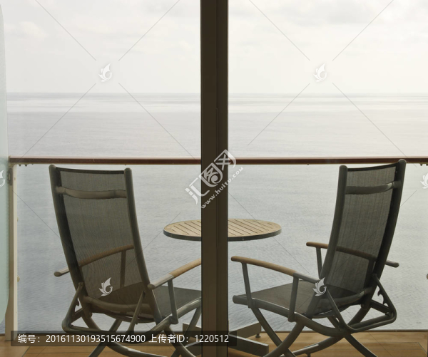 俯瞰海洋的露臺(tái)上的兩個(gè)椅子