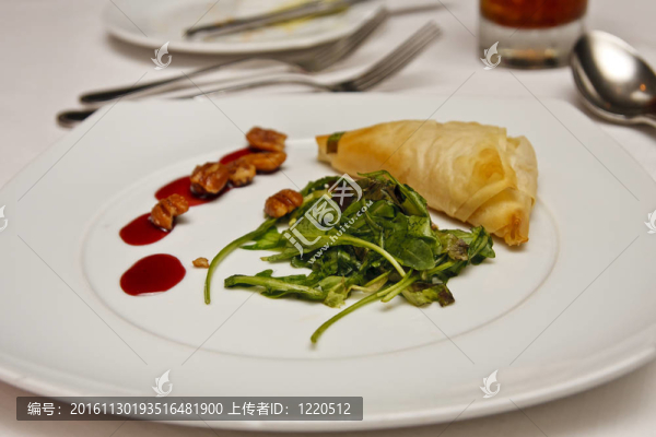 酥皮菠菜和核桃開(kāi)胃