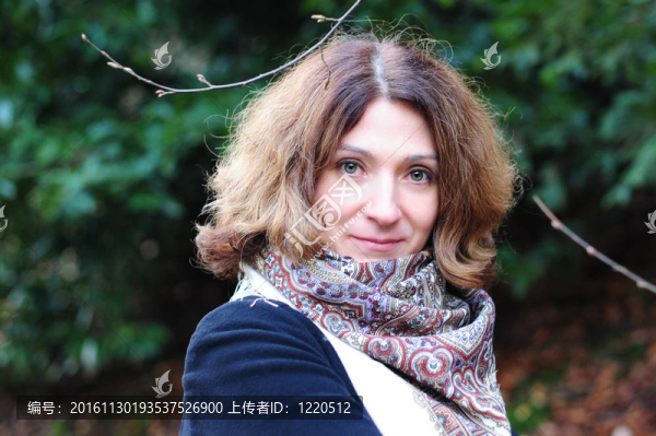一個(gè)帶圍巾的女人