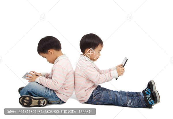 男孩使用觸摸屏平板電腦和孤立的白色