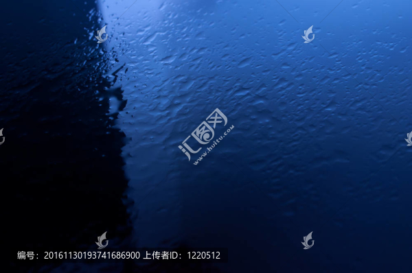 在藍色背景上的水