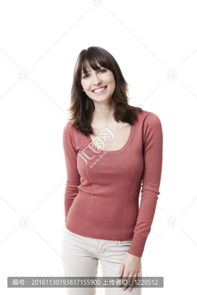 美女對著鏡頭微笑；在白色上孤立