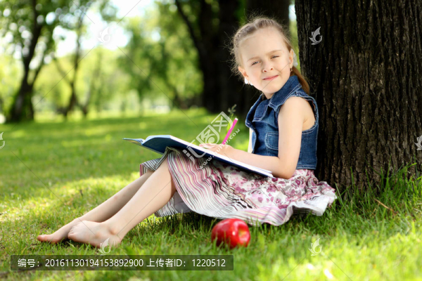 在公園里的一個(gè)小女孩的畫(huà)像