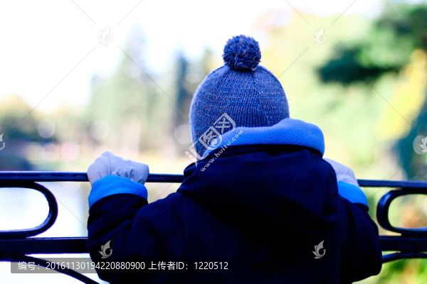 可愛(ài)的小男孩站在橋