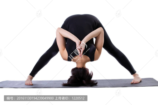 女人站在封面上做瑜伽姿勢(shì)