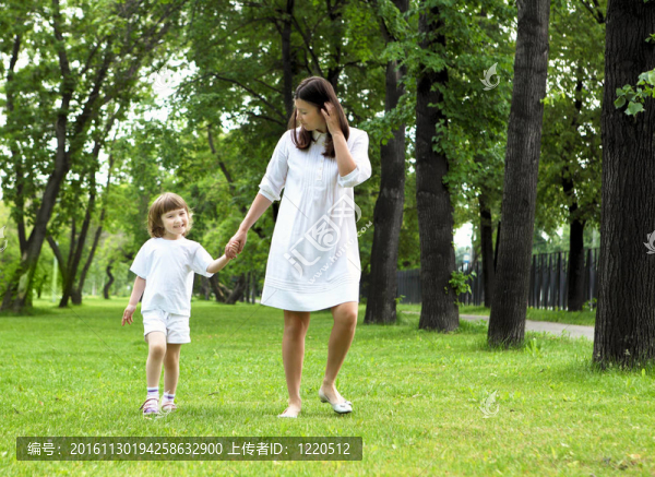 母親與女兒戶外畫像