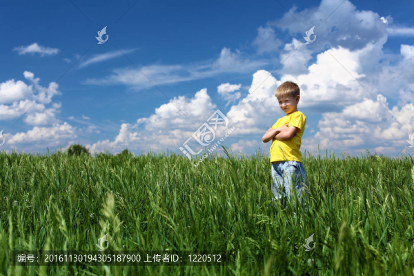 小男孩在戶外