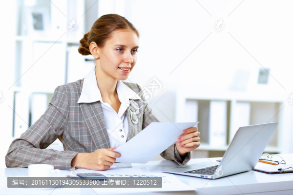 辦公室里的商業(yè)女性