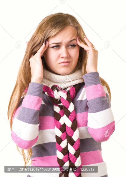 具有可怕的頭痛控股的女孩