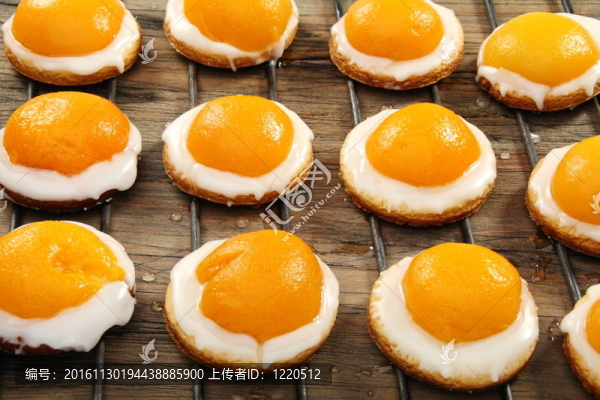 金屬絲架上的復活節(jié)餅干。