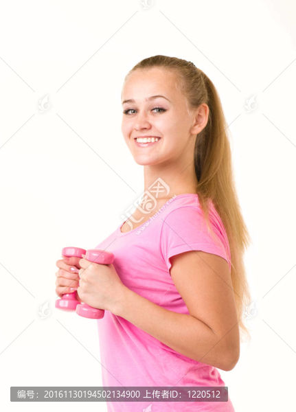 健身房里有免費(fèi)舉重的女孩