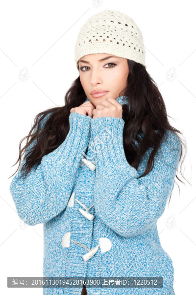 一個穿著藍(lán)色羊毛衫的年輕黑發(fā)婦女的畫像