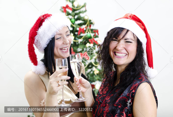 圣誕節(jié)：兩個(gè)戴紅帽子的女孩玩得開心