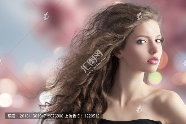 對背景虛化背景的黑發(fā)