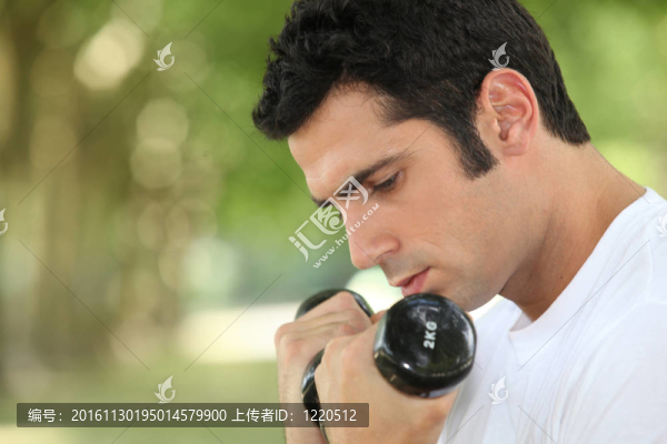 男子使用手的重量