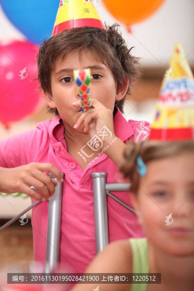 孩子們?cè)谝粋€(gè)生日聚會(huì)