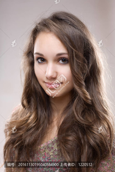 年輕的黑發(fā)美女