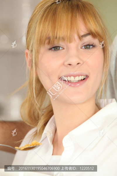 金發(fā)女孩吃谷物