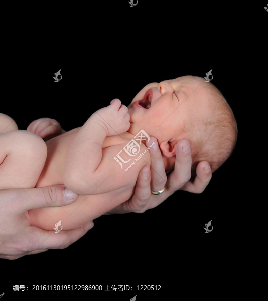 抱著哭著的嬰兒。孤立的黑色