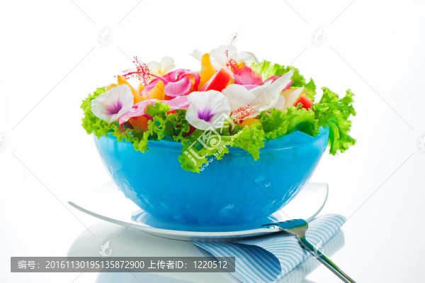 水果沙拉在藍(lán)色背景下的冰碗里有可食用的花
