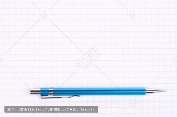 筆記本電腦和藍色鉛筆的空白頁