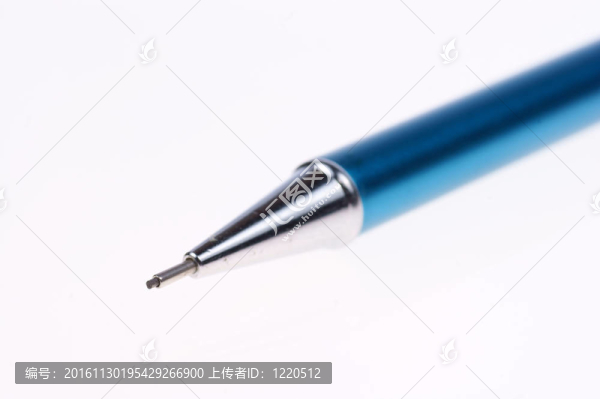 筆記本電腦和藍(lán)色鉛筆的空白頁