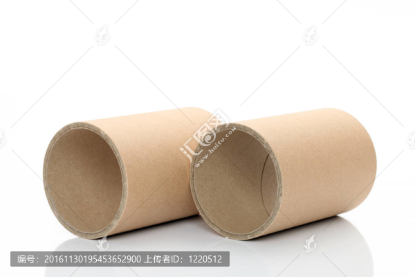 在白壩上的工業(yè)紙管