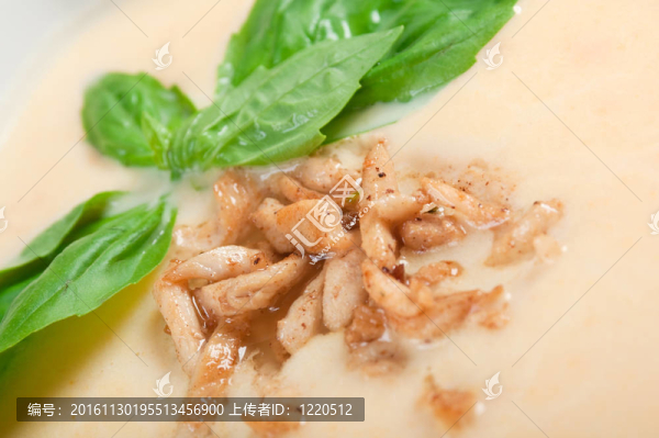 煙熏肉蔬菜奶油湯