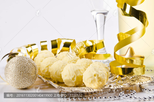 香檳酒；玻璃和新年前夕