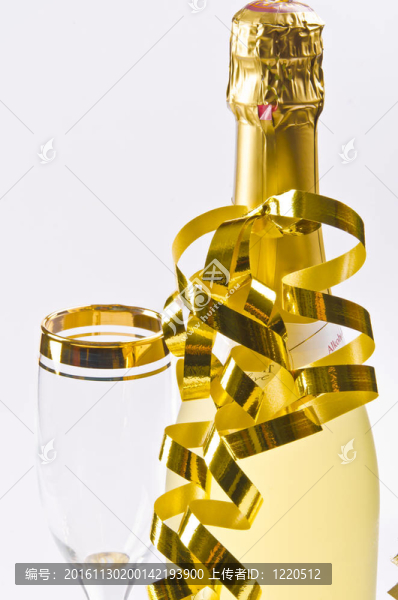 香檳酒；玻璃和新年前夕