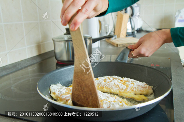 廚師煎鮭魚牛排