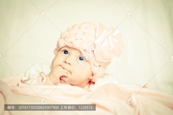 粉紅帽子里的小女孩