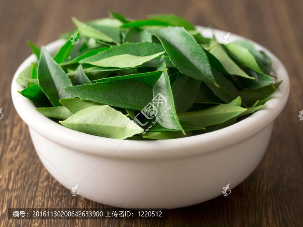 一碗新鮮的印度咖喱葉