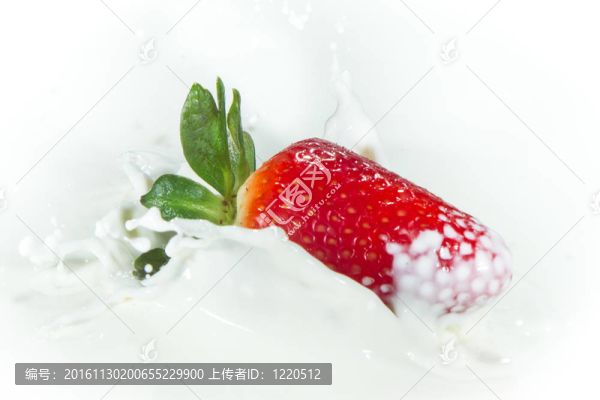 草莓濺到牛奶