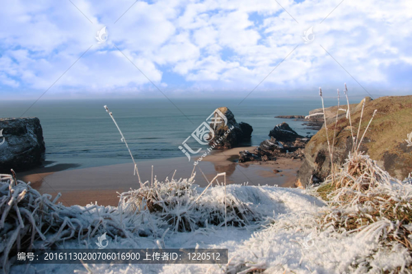 霜凍和冰雪覆蓋的沿海海灘和原生巖石
