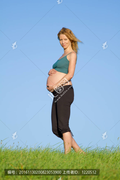 草地上的孕婦