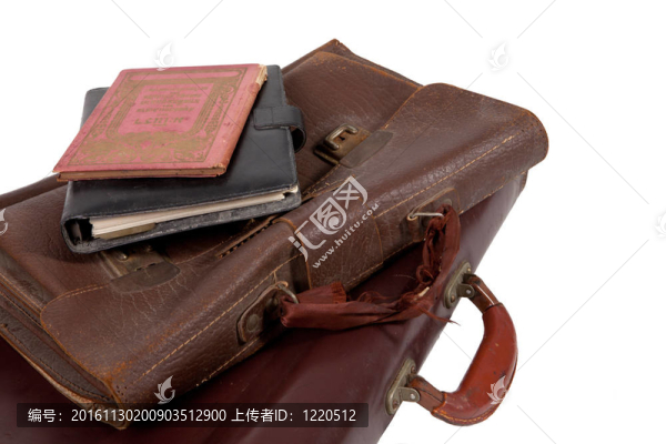 白色背景上舊公文包頂上的書
